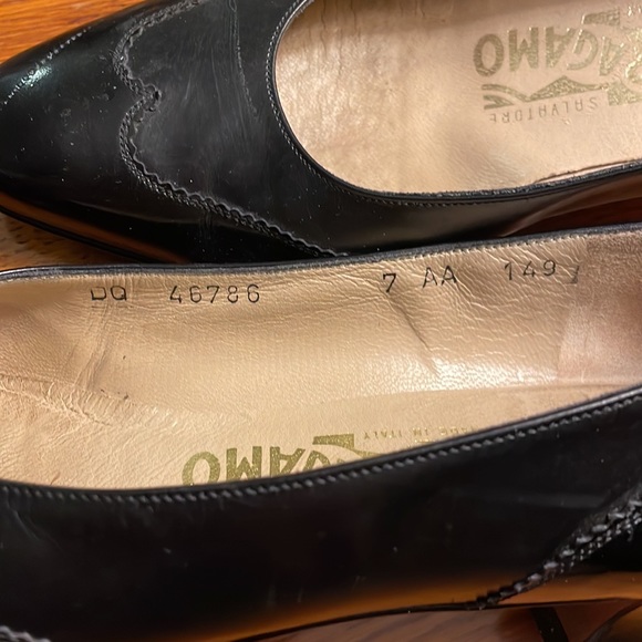 Salvatore Ferragamo Vintage Black Pump - Picture 3 of 9